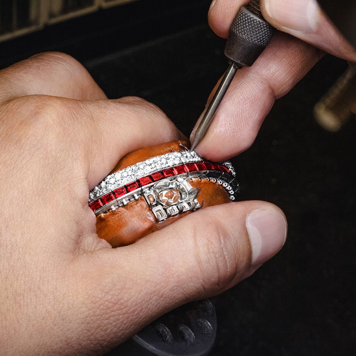 マスターピースの誕生：ルビー&ダイヤモンド ハイジュエリーバングル